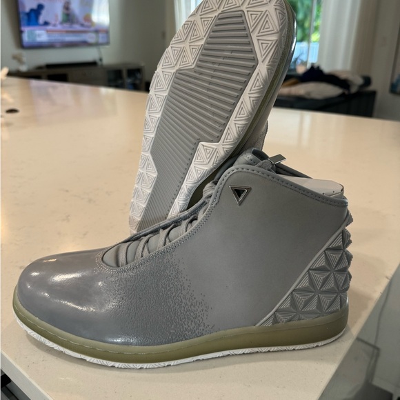 Jordan Instigator Wolf Grey White - Model No. 705076-004 - Mens size 10.5 US NWT